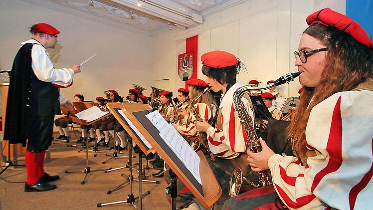 Das neu formierte Jugendblasorchester der Jugendmusikschule umrahmte den  Neujahrsempfang der Stadt Münnerstadt in der Alten Aula musikalisch. Foto:  Dieter Britz