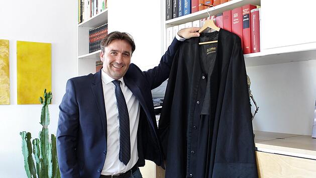 Gerd Dallner, k&uuml;nftiger B&uuml;rgermeister der Gemeinde Pommersfelden, h&auml;ngt f&uuml;r das Amt seine Robe an den Nagel.    Foto: Evi Seeger