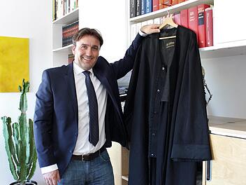 Gerd Dallner, künftiger Bürgermeister der Gemeinde Pommersfelden, hängt für das Amt seine Robe an den Nagel.    Foto: Evi Seeger
