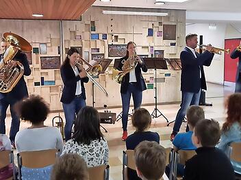 Die Schülerinnen und Schüler lauschen gebannt den Klängen des Quintetts.