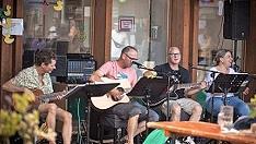 Die Mitarbeiter-Schulband sorgte f&uuml;r Unterhaltung.