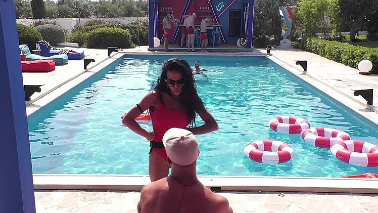 Elena stellt den vermeintlichen Lügner Johannes zur Rede.