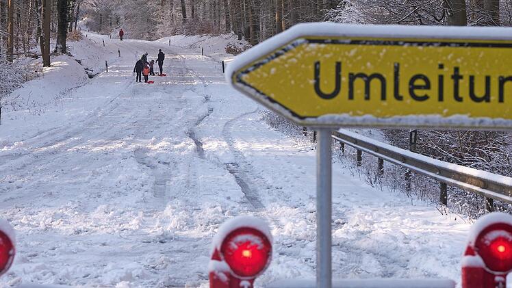 Mehrere Stra&szlig;en sind gesperrt.