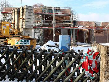 Strenger Frost hat dafür gesorgt, dass die Arbeiten auf der Großbaustelle in der Schaubmühlstraße ruhen. Noch fehlt das Dach auf der neuen Kindertagesstätte.  Foto: Pfannes