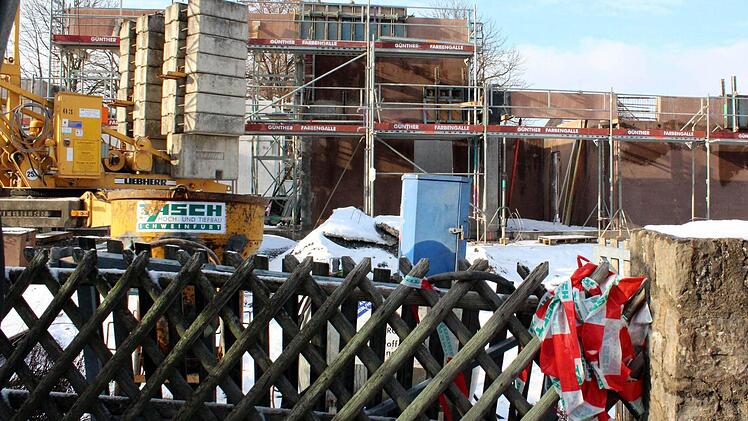 Strenger Frost hat dafür gesorgt, dass die Arbeiten auf der Großbaustelle in der Schaubmühlstraße ruhen. Noch fehlt das Dach auf der neuen Kindertagesstätte.  Foto: Pfannes