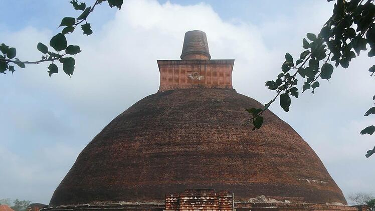 Diese heiligen Stätten der Buddhisten nennt man Dagobas oder Stupas. Sie dienen der Andacht .