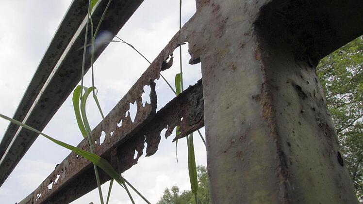 Der "Zahn der Zeit" hat kräftig am Geländer genagt.