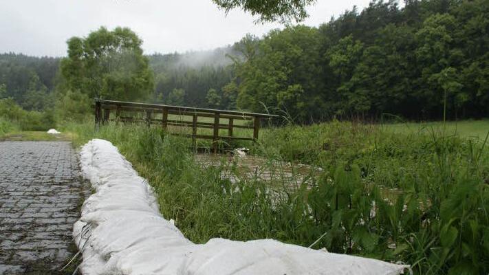 Hochwasser ist in Oberaurach ein Thema: Vor einigen Wochen waren die Feuerwehren gefordert, vor allem im Raum Tretzendorf. Hier drohte Gefahr an den Weihern, an denen der Damm zu brechen drohte. Unser Archivbid zeigt die mit Sandsäcken gesicherte Aurach. Foto: sw