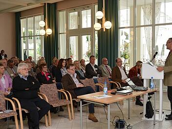 Als Redner ist Prof. Dr. Paul-Stefan Roß Foto: Björn Hein