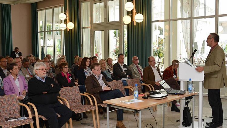 Als Redner ist Prof. Dr. Paul-Stefan Roß Foto: Björn Hein