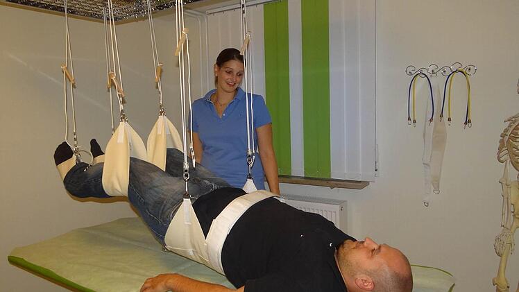 Auch den Schlingentisch bietet Svenja Klüpfel als Behandlungsmethode an. Foto: Johanna Eckert