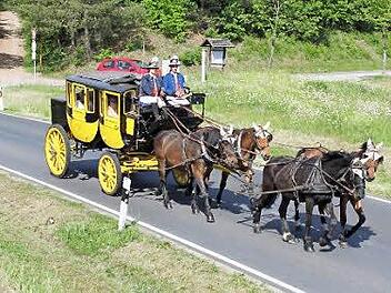 Die historische Postkutsche auf dem Weg zwischen Bad Kissingen und Bad Bocklet. 1000 Gäste fuhren in diesem Jahr wieder mit. Foto: Archiv