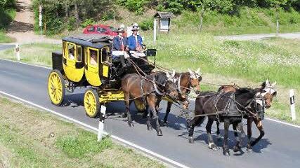 Die historische Postkutsche auf dem Weg zwischen Bad Kissingen und Bad Bocklet. 1000 Gäste fuhren in diesem Jahr wieder mit. Foto: Archiv