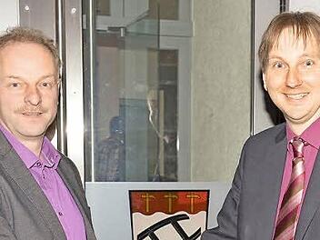 Ein bisschen Abstand bleibt: Faire Geste am Sonntagabend nach einem ab und an schon scharfen Wahlkampf. Harald Deringer (links) gratulierte Wolfram Thein zum Wahlsieg. Thein wird der neue Bürgermeister in der Marktgemeinde Maroldsweisach. Foto: Gerhard Schmidt