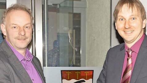 Ein bisschen Abstand bleibt: Faire Geste am Sonntagabend nach einem ab und an schon scharfen Wahlkampf. Harald Deringer (links) gratulierte Wolfram Thein zum Wahlsieg. Thein wird der neue Bürgermeister in der Marktgemeinde Maroldsweisach. Foto: Gerhard Schmidt