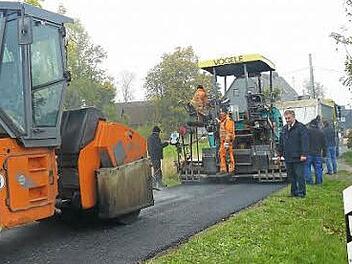 Bürgermeister Siegfried Beyer machte sich am Vormittag persönlich ein Bild von den laufenden Asphaltierungsarbeiten des Bautrupps der Guttenberger Straßenbaugesellschaft an der Straße Wustuben-Elbersreuth. Foto: Klaus-Peter Wulf