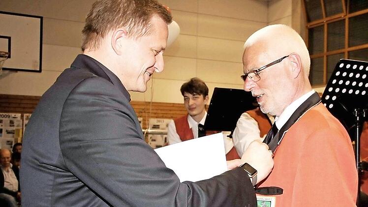 Clemens Vykydal (l.) zeichnete Wolfram Heinlein mit der goldenen Ehrennadel des Nordbayerischen Musikbundes aus. Foto: Richard Sänger