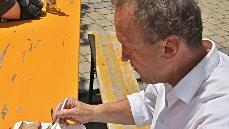 Der Steckerlfisch, serviert von den "Alten Herren" des SC Maroldsweisach, wurde fachgerecht "zerlegt."