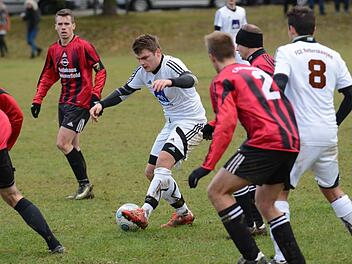 Die zwei Tore von Daniel Heuchler (schwarzes Stirnband) brachten nichts: Der FC Rottershausen mit Christoph Helfrich am Ball gewinnt das Landkreisderby in der Kreisklasse 2, obwohl Poppenlauer wie ein Löwe gekämpft hatte.ssp