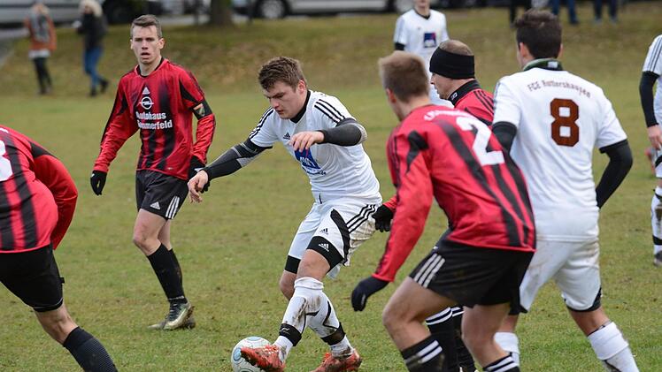 Die zwei Tore von Daniel Heuchler (schwarzes Stirnband) brachten nichts: Der FC Rottershausen mit Christoph Helfrich am Ball gewinnt das Landkreisderby in der Kreisklasse 2, obwohl Poppenlauer wie ein Löwe gekämpft hatte.ssp