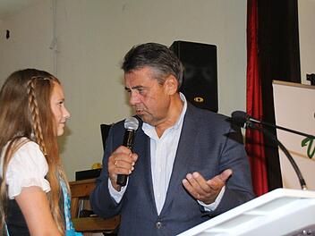 Der Jugend zugewandt: Sigmar Gabriel (rechts) holte die 14-jährige Julia aus dem Publikum nach vorne, um deutlich zu machen, dass es in der Politik um die junge Generation gehen muss. Foto: Simone Bastian