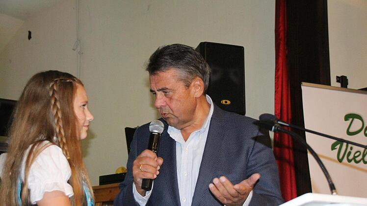 Der Jugend zugewandt: Sigmar Gabriel (rechts) holte die 14-jährige Julia aus dem Publikum nach vorne, um deutlich zu machen, dass es in der Politik um die junge Generation gehen muss. Foto: Simone Bastian