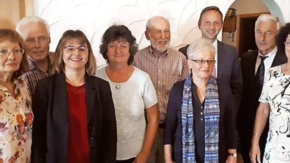 Verdiente Mitglieder wurden beim Lieder- und Ehrungsnachmittag des Gesangvereins Danndorf ausgezeichnet. Unser Bild zeigt (von links) Elisabeth Hacker, Herbert Rosemann, Chorleiterin Anja Richter, Rosemarie Werner, Heinz Hendrich, Vorsitzende Elke Sanders, B&uuml;rgermeister Robert Bosch, Dietmar H&uuml;hnlein und stellvertretende Vorsitzende Carmen Sesselmann.  Foto: privat