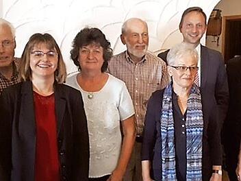 Verdiente Mitglieder wurden beim Lieder- und Ehrungsnachmittag des Gesangvereins Danndorf ausgezeichnet. Unser Bild zeigt (von links) Elisabeth Hacker, Herbert Rosemann, Chorleiterin Anja Richter, Rosemarie Werner, Heinz Hendrich, Vorsitzende Elke Sanders, Bürgermeister Robert Bosch, Dietmar Hühnlein und stellvertretende Vorsitzende Carmen Sesselmann.  Foto: privat