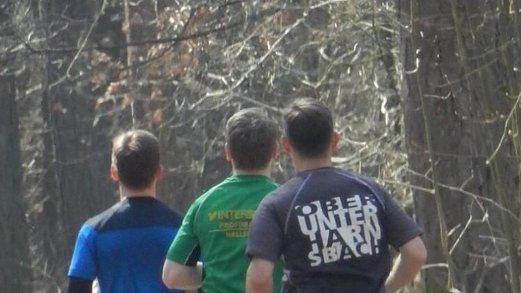 Gelenkschonend auf weichem Waldboden laufen die Brüder Rosenberger im Bamberger Hauptsmoorwald dem Ziel entgegen.
