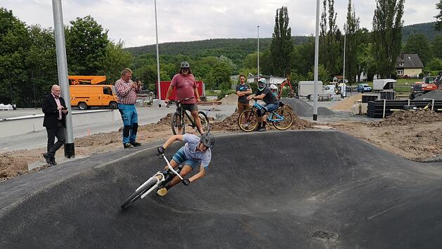 Die ersten Probefahrten im Pumptrack auf der neuen Rollsportanlage der Stadt Bischofsheim wurden bereits absolviert. Foto: Marion Eckert