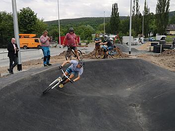 Die ersten Probefahrten im Pumptrack auf der neuen Rollsportanlage der Stadt Bischofsheim wurden bereits absolviert. Foto: Marion Eckert