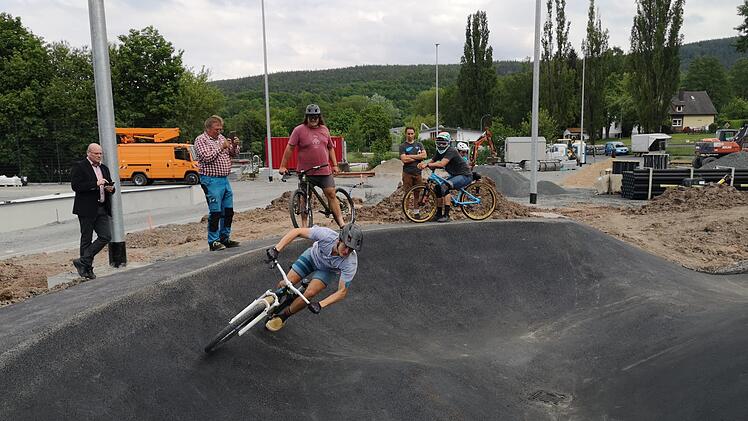 Die ersten Probefahrten im Pumptrack auf der neuen Rollsportanlage der Stadt Bischofsheim wurden bereits absolviert. Foto: Marion Eckert