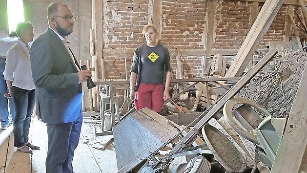 Sebastian Sonnauer, Chris Loos, Sebastian Straubel und Johanna Fendl (von links) schauen sich im Depot in Ahorn um.  Fotos: Landratsamt Coburg