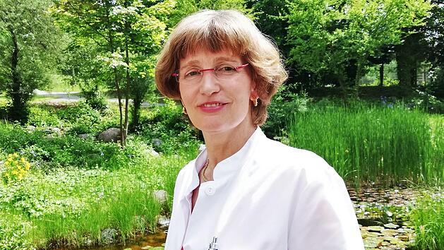 Chef&auml;rztin Dr. Silke H&uuml;mmer (50) im Garten der DRV-Klinik Saale. Foto: Sigismund von Dobsch&uuml;tz