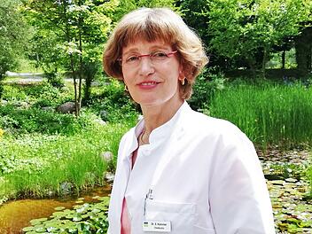 Chefärztin Dr. Silke Hümmer (50) im Garten der DRV-Klinik Saale. Foto: Sigismund von Dobschütz