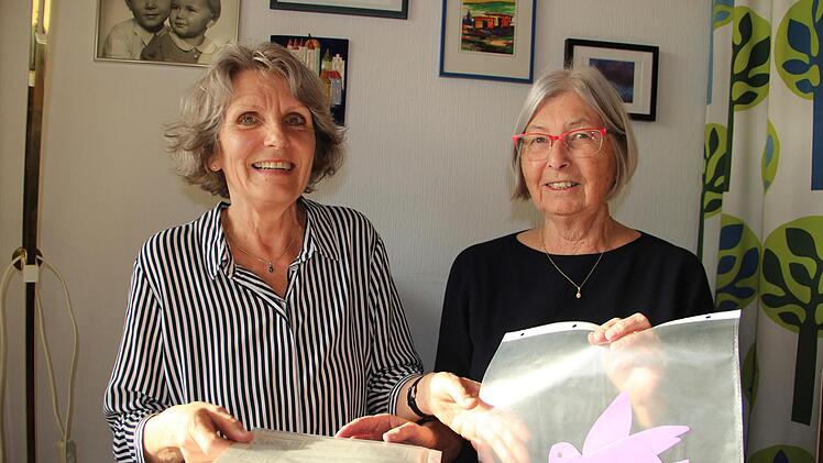 Beim Durchblättern alter Unterlagen erinnern sich Anita Dietz-Spies (links) und Christine Müller an vier Jahrzehnte aktiver Friedensarbeit in der Gruppe "Frauen stiften zum Frieden an".