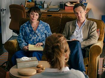 Noch sitzen Ivy (Olivia Colman, links) und Theo (Benedict Cumberbatch) ruhig nebeneinander.