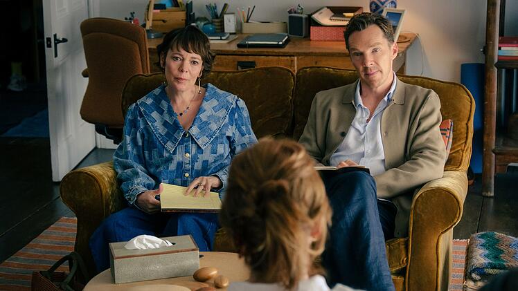 Noch sitzen Ivy (Olivia Colman, links) und Theo (Benedict Cumberbatch) ruhig nebeneinander.