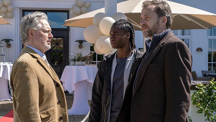 Tony Haller (Eugene Boateng, Mitte) und Daniel Kerner (Christian Erdmann, rechts) befragen  Claus Bramstedt (J&ouml;rn Knebel) zum Tod seiner Skippers.