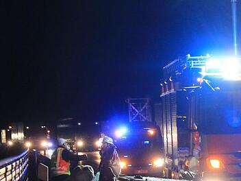 A6 bei Feuchtwangen: Lkw schleift Pkw mit - 38-J&auml;hriger schwer verletzt