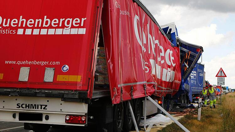 Die Lkw sind derma&szlig;en ineinander verkeilt, dass das F&uuml;hrerhaus des Unfallverursachers kaum mehr zu erkennen ist. Foto: News5 / Buerkel