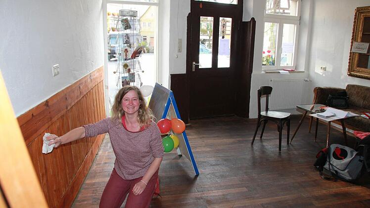 Jetzt wird das Holz geölt.