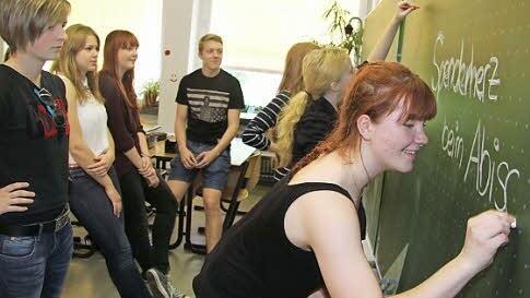 "Spenderherz beim Abischerz - wir sind Typen", schreibt Leoni Ruppert an die Tafel. Statt eines Abischerzes führen die Schüler des Caspar-Vischer-Gymnasiums am 26.Juni eine Typisierungsaktion für die Deutsche Knochenmarkspenderdatei durch. Foto: Sonja Adam