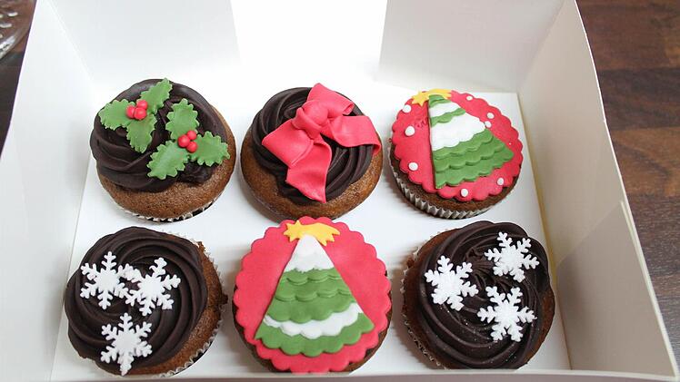 Fertig sind weihnachtlichen Cupcakes mit Dominostein in der Mitte.