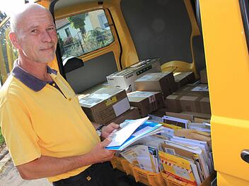 Norbert Dicker in Bad Staffelstein war als Beamter nicht im Streik. Sein Dienst verlief in den vergangenen Wochen ganz normal, und auch jetzt kann er nicht klagen, dass er mehr Briefe und Paekte zustellen müsse als sonst. Foto: Matthias Einwag