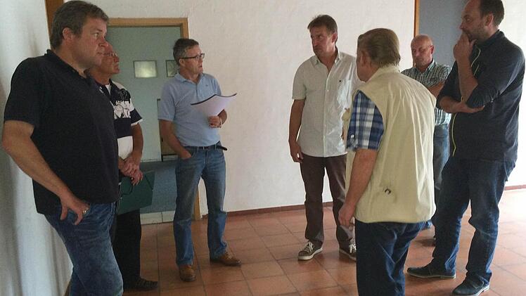 Bürgermeister Eugen Hain (CSU), Architekt Harald Schramm, Otto Kreil (CSU), Horst Bittermann (SPD/FGW) und die anderen Gemeinderäte aus Guttenberg erörterten in der alten Schule, wie man das Gebäude zu einem Dorftreff umgestalten könnte. Foto: Sonja Adam