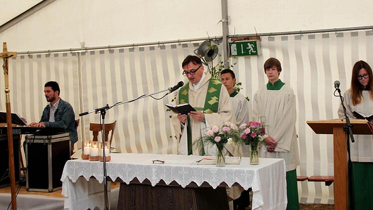 Organist Davide Pusterla (links), am Altar Pfarrer Jaroslaw. Foto: Johanna Blum