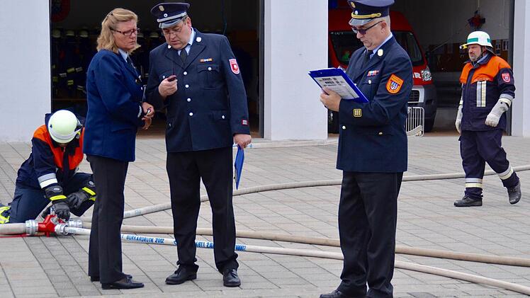 Drei Schiedsrichter im Einsatz: Birgit Below (von links), Horst Krapf und Kreisbrandinspektor Ronald Geis. Im Bild sind außerdem Thomas Rink am Verteiler (links) und Gerhard Müller als Gruppenführer (rechts) zu sehen. Foto: Kathrin Kupka-Hahn