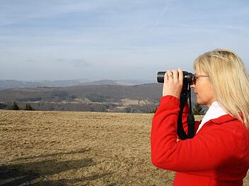 Bayerns Umweltministerin Ulrike Scharf wirft einen scharfen Blick auf die Rhön. Foto: Susanne Will