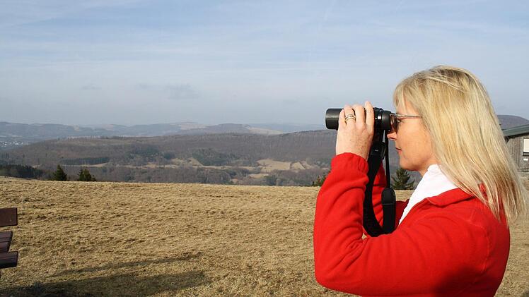 Bayerns Umweltministerin Ulrike Scharf wirft einen scharfen Blick auf die Rhön. Foto: Susanne Will
